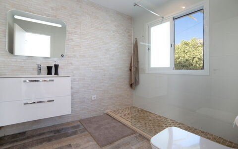 Trebol: Badezimmer, Zimmer, Eigentum, Interior Design, Fussboden, Fliese, Gebäude, Möbel, Wand, Sinken