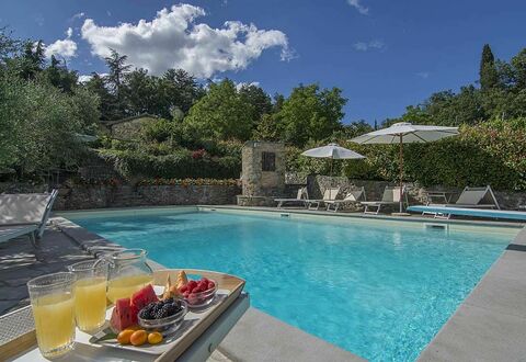 Villa Flora: Schwimmbad, Eigentum, Natürliche Landschaft, Urlaub, Himmel, Freizeit, Grundeigentum, Wasser, Haus, Estate