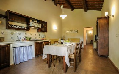 Paulonia: Zimmer, Eigentum, Gebäude, Möbel, Küche, Countertop, Fussboden, Interior Design, Esszimmer, Hartholz