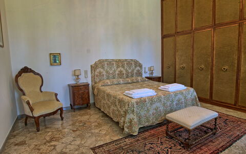 Il Poggio Di Patrignone: Zimmer, Möbel, Eigentum, Schlafzimmer, Bett, Interior Design, Bettdecke, Wand, Fussboden, Gebäude