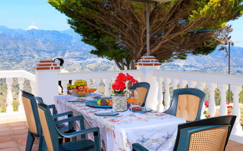 Villa Montemar: Eigentum, Tabelle, Zimmer, Restaurant, Tischdecke, Möbel, Urlaub, Gebäude, Haus, Interior Design
