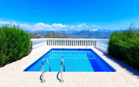Villa Montemar: Schwimmbad, Eigentum, Blau, Grundeigentum, Azurblau, Wasser, Haus, Estate, Gebäude, Himmel