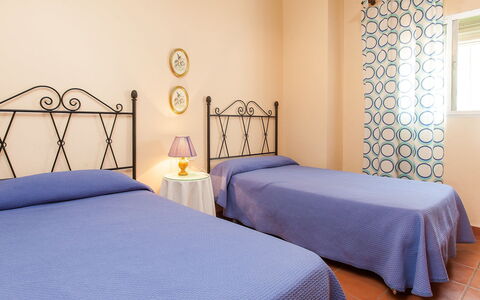 Villa Laura: Schlafzimmer, Bett, Möbel, Zimmer, Bettdecke, Eigentum, Bettrahmen, Wand, Interior Design, Matratze