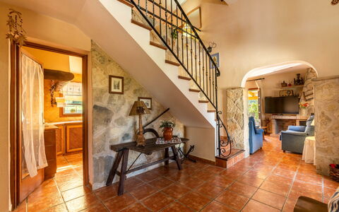 Villa Lavanda: Eigentum, Gebäude, Zimmer, Fussboden, Grundeigentum, Interior Design, Empfangshalle, Treppe, Estate, Holzboden