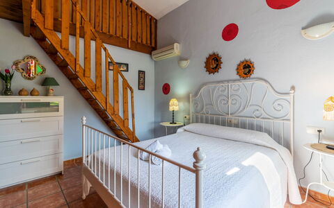 Villa Lavanda: Schlafzimmer, Zimmer, Möbel, Eigentum, Bett, Interior Design, Wand, Fussboden, Produkt, Decke