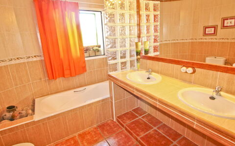 Villa Lavanda: Badezimmer, Eigentum, Zimmer, Badewanne, Interior Design, Orange, Fliese, Gebäude, Fussboden, Grundeigentum
