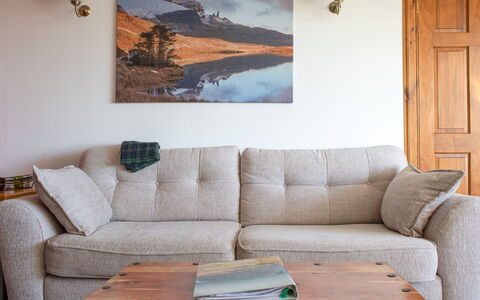 Viewfield: Braun, Möbel, Couch, Eigentum, Rechteck, Holz, Bilderrahmen, Interior Design, Tür, Studio Couch