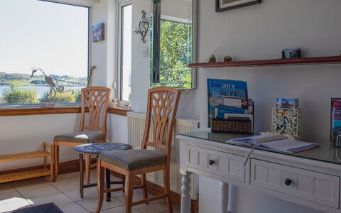 Viewfield: Möbel, Eigentum, Tabelle, Azurblau, Holz, Fenster, Interior Design, Cabinetry, Fussboden, Bilderrahmen