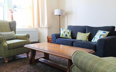 Dunan: Tabelle, Couch, Möbel, Eigentum, Gebäude, Azurblau, Beleuchtung, Wohnzimmer, Studio Couch, Komfort