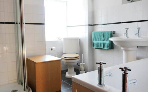 Dunan: Zapfhahn, Armatur, Sinken, Eigentum, Bad Sink, Badezimmer, Schwarz, Interior Design, Lila