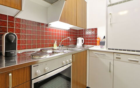 Apollo: Zimmer, Eigentum, Countertop, Küche, Cabinetry, Möbel, Interior Design, Fliese, Gebäude, Herd