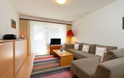 Apollo: Zimmer, Möbel, Eigentum, Interior Design, Gebäude, Wohnzimmer, Fussboden, Haus, Tabelle, Grundeigentum