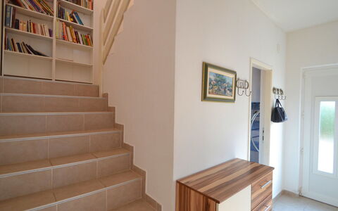 Anđela: Eigentum, Treppe, Zimmer, Wand, Interior Design, Gebäude, Haus, Fussboden, Grundeigentum, Die Architektur