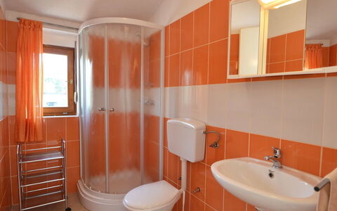 Anđela: Badezimmer, Eigentum, Zimmer, Orange, Interior Design, Gebäude, Möbel, Fliese, Grundeigentum, Armatur
