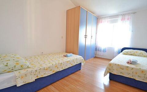 Anđela: Schlafzimmer, Bett, Zimmer, Möbel, Eigentum, Matratze, Bettrahmen, Bettdecke, Fussboden, Interior Design