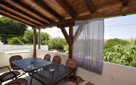 Anđela: Eigentum, Möbel, Tabelle, Stuhl, Schatten, Holz, Interior Design, Pflanze, Die Architektur, Gartenmöbel