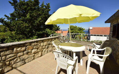 Villa Palma: Himmel, Gebäude, Möbel, Tabelle, Stuhl, Regenschirm, Pflanze, Tisch Im Freien, Schatten, Gartenmöbel