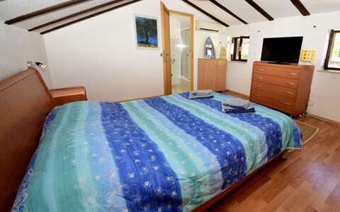 Villa Palma: Möbel, Gebäude, Eigentum, Komfort, Azurblau, Holz, Bettrahmen, Bett, Interior Design, Haus