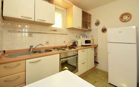 Villa Palma: Cabinetry, Zapfhahn, Sinken, Spüle, Gebäude, Eigentum, Möbel, Countertop, Armatur, Holz