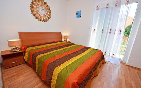 Villa Bay View: Schlafzimmer, Bett, Zimmer, Möbel, Eigentum, Bettdecke, Bedding, Interior Design, Fussboden, Wand