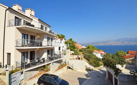 Brač Postira 104: Rad, Himmel, Gebäude, Fenster, Fahrzeug, Auto, Urban Design, Pflanze, Baum