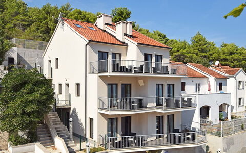 Brač Postira 104: Himmel, Gebäude, Eigentum, Pflanze, Fenster, Baum, Haus, Urban Design, Fassade
