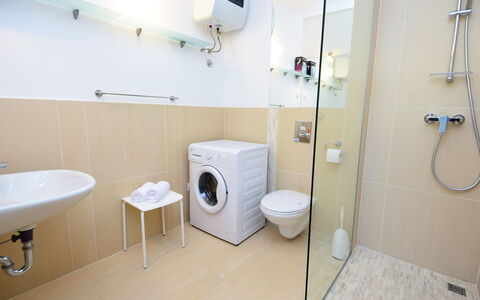 Brač Postira 104: Armatur, Gebäude, Eigentum, Badezimmer, Toilleten Sitz, Bad Sink, Toilette, Lila, Haus, Duschkopf