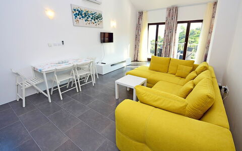 Brač Postira 104: Couch, Möbel, Eigentum, Tabelle, Studio Couch, Komfort, Wohnzimmer, Interior Design, Flooring, Bilderrahmen