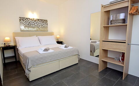 Brač Postira 104: Eigentum, Möbel, Regal, Komfort, Holz, Beleuchtung, Gebäude, Interior Design, Lampe