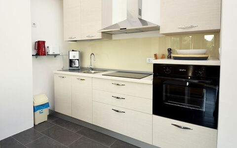 Brač Postira 104: Cabinetry, Countertop, Eigentum, Gebäude, Möbel, Herd, Schublade, Küche, Küchengerät, Interior Design