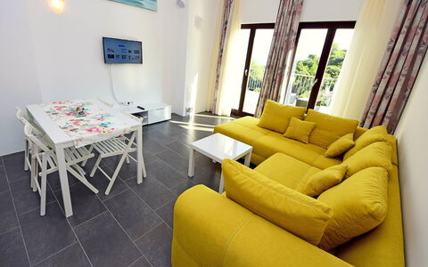 Brač Postira 104: Bilderrahmen, Couch, Möbel, Eigentum, Tabelle, Studio Couch, Textil, Fenster, Vorhang, Flooring