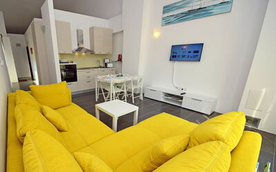 Molo Lozna 104.2: Couch, Eigentum, Möbel, Komfort, Tabelle, Wohnzimmer, Studio Couch, Interior Design, Beleuchtung, Flooring