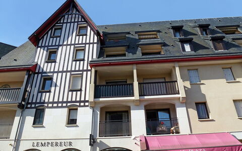 Le Plazza: Himmel, Fenster, Gebäude, Urban Design, Materialeigenschaft, Wohngebiet, Grundeigentum, Dach, Stadt