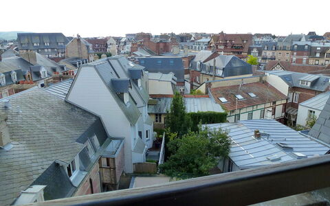 Le Plazza: Gebäude, Fenster, Himmel, Haus, Urban Design, Eigentumswohnung, Wohngebiet, Nachbarschaft, Landschaft, Grundeigentum