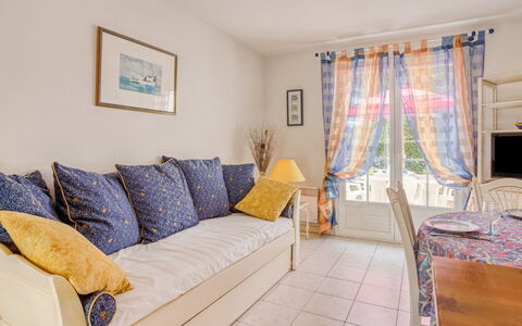 Vaux sur Mer 450: Eigentum, Zimmer, Möbel, Schlafzimmer, Grundeigentum, Gelb, Bett, Interior Design, Gebäude, Haus