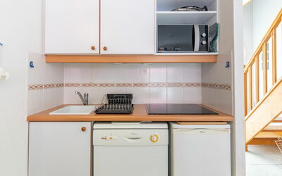 Les Hautes Folies 450.7: Möbel, Regal, Cabinetry, Zimmer, Eigentum, Regale, Schrank, Küche, Countertop, Schublade