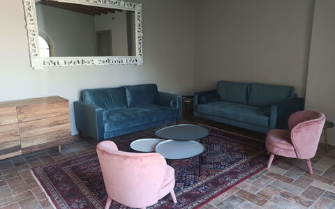 Fattoria Di Quercia Al Poggio: Couch, Tabelle, Möbel, Eigentum, Gebäude, Holz, Interior Design, Wohnzimmer, Rechteck, Die Architektur