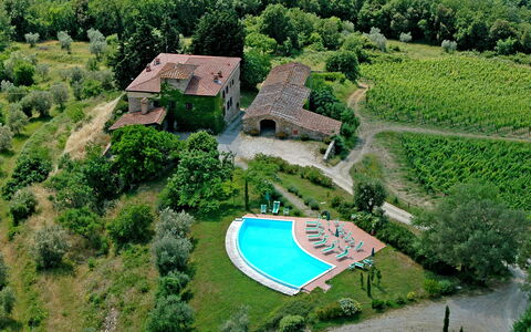 Fattoria Di Quercia Al Poggio: Natürliche Landschaft, Sportveranstaltung, Luftaufnahmen, Vogelperspektive, Landschaft, Estate, Botanischer Garten, Gras, Baum, Fotografie