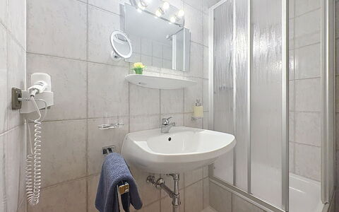 Aschau im Zillertal 495: Interior Design, Fussboden, Flooring, Zimmer, Armatur, Badezimmer, Dusche, Bad Sink, Decke, Installation