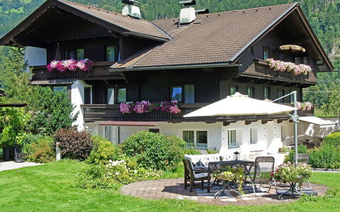 Aschau im Zillertal 495: Pflanze, Gebäude, Eigentum, Fenster, Haus, Baum, Gras, Hütte, Dach, Wohngebiet