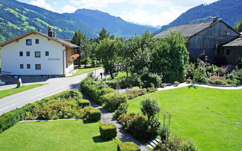 Aschau im Zillertal 495: Natürliche Landschaft, Eigentum, Bergforms, Berg, Gebirge, Bergdorf, Haus, Gras, Rasen, Zuhause