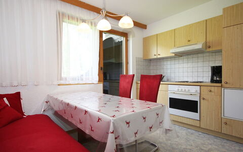 Aschau im Zillertal 495: Zimmer, Möbel, Schlafzimmer, Eigentum, Bett, Interior Design, Bettdecke, Gebäude, Rot, Bettrahmen