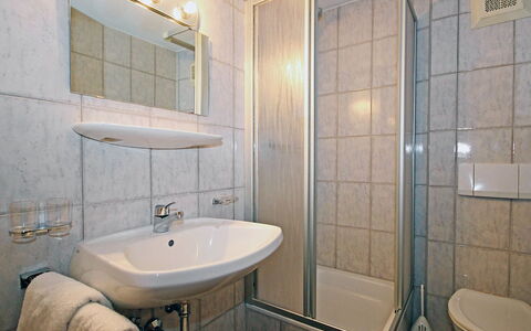 Aschau im Zillertal 495: Badezimmer, Eigentum, Zimmer, Fliese, Interior Design, Grundeigentum, Die Architektur, Wand, Gebäude, Armatur