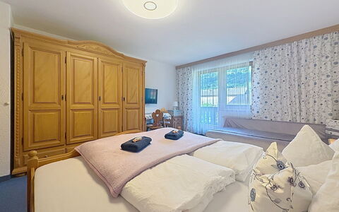 Aschau im Zillertal 495: Möbel, Interior Design, Bett, Schlafzimmer, Holz, Decke, Zimmer, Fussboden, Flooring, Beleuchtung