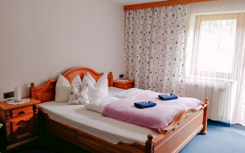 Aschau im Zillertal 495: Möbel, Bett, Schlafzimmer, Interior Design, Holz, Bettdecke, Bedding, Zimmer, Flooring, Fussboden