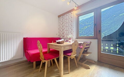 Aschau im Zillertal 495: Möbel, Interior Design, Decke, Flooring, Fussboden, Zimmer, Stuhl, Wohnung, Wohnzimmer, Holzboden