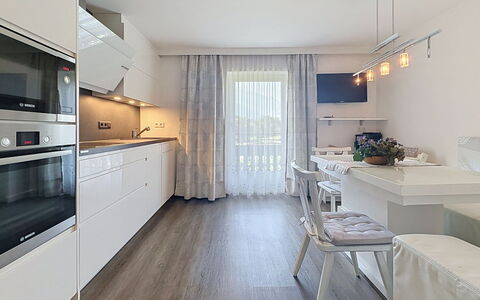 Aschau im Zillertal 495: Möbel, Interior Design, Küche, Flooring, Countertop, Holz, Decke, Fussboden, Küchengerät, Cabinetry
