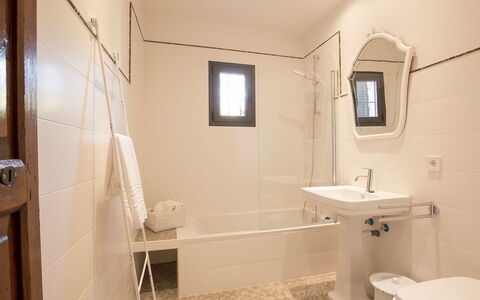 Can Coll: Badezimmer, Zimmer, Eigentum, Wand, Interior Design, Armatur, Fliese, Gebäude, Fussboden, Die Architektur
