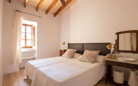 Can Coll: Schlafzimmer, Möbel, Bett, Zimmer, Eigentum, Decke, Bettdecke, Interior Design, Bettrahmen, Bedding