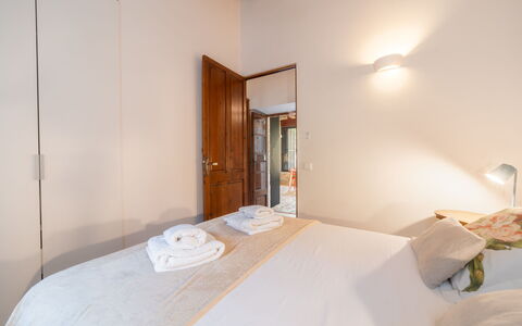 Can Coll: Bett, Interior Design, Schlafzimmer, Fussboden, Flooring, Holz, Decke, Bettdecke, Zimmer, Bedding